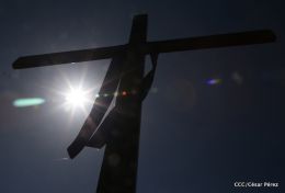 Familias católicas participan del tradicional Vía Crucis de la Sangre de Cristo