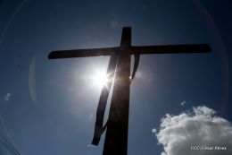 Familias católicas participan del tradicional Vía Crucis de la Sangre de Cristo