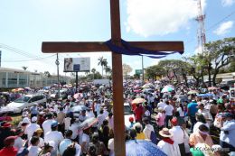 Familias católicas participan del tradicional Vía Crucis de la Sangre de Cristo