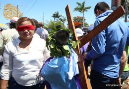 Familias católicas participan del tradicional Vía Crucis de la Sangre de Cristo