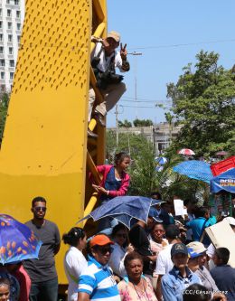 Familias católicas participan del tradicional Vía Crucis de la Sangre de Cristo