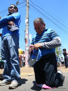 Familias católicas participan del tradicional Vía Crucis de la Sangre de Cristo