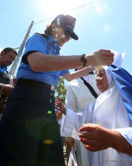 Familias católicas participan del tradicional Vía Crucis de la Sangre de Cristo