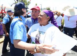 Familias católicas participan del tradicional Vía Crucis de la Sangre de Cristo