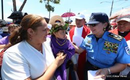 Familias católicas participan del tradicional Vía Crucis de la Sangre de Cristo
