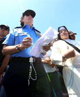 Familias católicas participan del tradicional Vía Crucis de la Sangre de Cristo