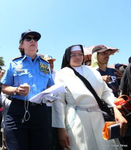 Familias católicas participan del tradicional Vía Crucis de la Sangre de Cristo