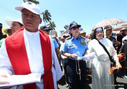 Familias católicas participan del tradicional Vía Crucis de la Sangre de Cristo