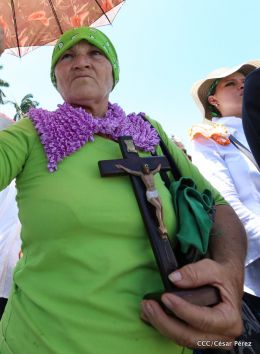 Familias católicas participan del tradicional Vía Crucis de la Sangre de Cristo