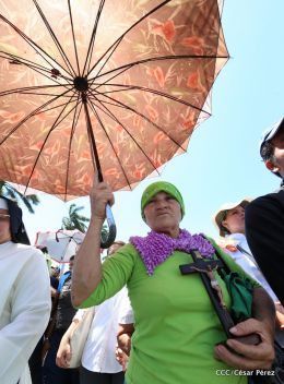 Familias católicas participan del tradicional Vía Crucis de la Sangre de Cristo