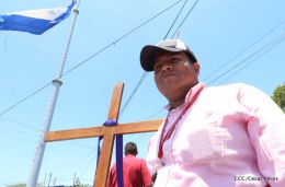 Familias católicas participan del tradicional Vía Crucis de la Sangre de Cristo