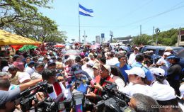 Familias católicas participan del tradicional Vía Crucis de la Sangre de Cristo