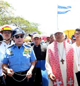 Familias católicas participan del tradicional Vía Crucis de la Sangre de Cristo