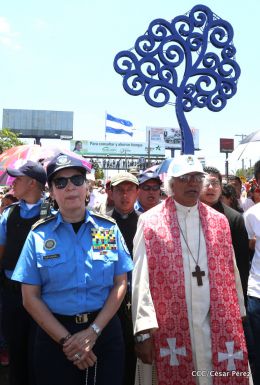 Familias católicas participan del tradicional Vía Crucis de la Sangre de Cristo