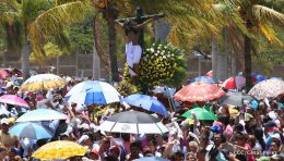 Familias católicas participan del tradicional Vía Crucis de la Sangre de Cristo