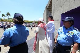 Familias católicas participan del tradicional Vía Crucis de la Sangre de Cristo