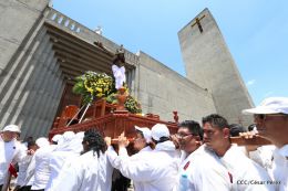 Familias católicas participan del tradicional Vía Crucis de la Sangre de Cristo