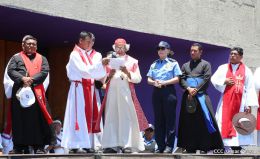 Familias católicas participan del tradicional Vía Crucis de la Sangre de Cristo