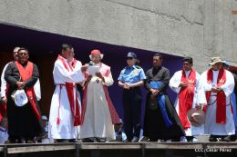 Familias católicas participan del tradicional Vía Crucis de la Sangre de Cristo