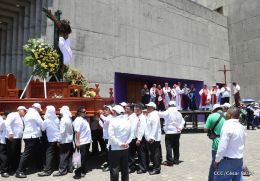Familias católicas participan del tradicional Vía Crucis de la Sangre de Cristo