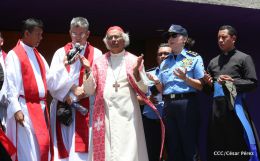 Familias católicas participan del tradicional Vía Crucis de la Sangre de Cristo