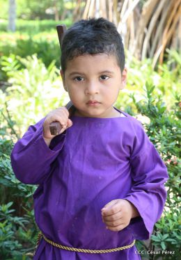 Familias católicas participan del tradicional Vía Crucis de la Sangre de Cristo