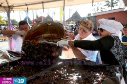 Familias degustan del Almíbar más grande en el Puerto Salvador Allende