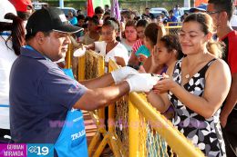 Familias degustan del Almíbar más grande en el Puerto Salvador Allende