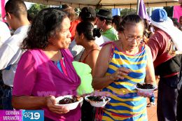 Familias degustan del Almíbar más grande en el Puerto Salvador Allende