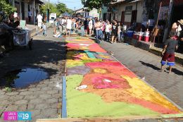 Elaboran Alfombras Pasionarias y realizan tradicional Santo Entierro en León