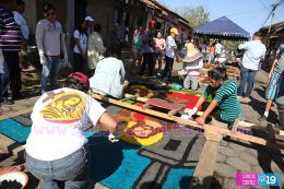 Elaboran Alfombras Pasionarias y realizan tradicional Santo Entierro en León