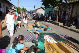 Elaboran Alfombras Pasionarias y realizan tradicional Santo Entierro en León