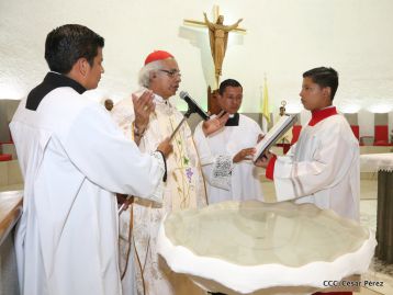 Cardenal Brenes preside Vigilia Pascual