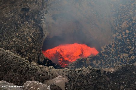 Explorador Sam Cossman sobrevuela los  volcanes de Nicaragua