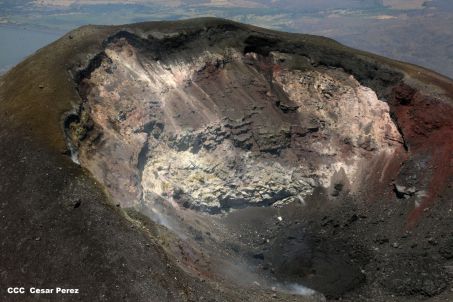 Explorador Sam Cossman sobrevuela los  volcanes de Nicaragua