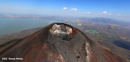 Explorador Sam Cossman sobrevuela los  volcanes de Nicaragua