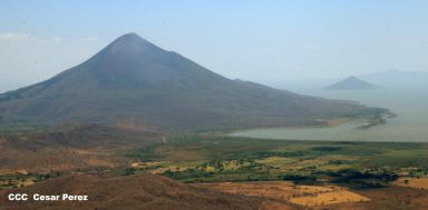 Explorador Sam Cossman sobrevuela los  volcanes de Nicaragua