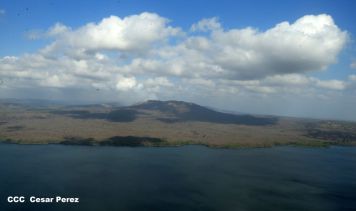 Explorador Sam Cossman sobrevuela los  volcanes de Nicaragua