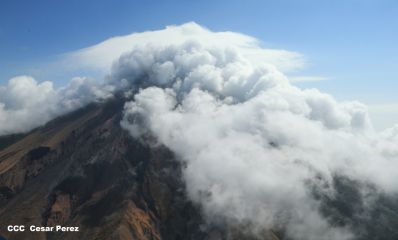 Explorador Sam Cossman sobrevuela los  volcanes de Nicaragua
