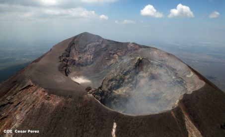 Explorador Sam Cossman sobrevuela los  volcanes de Nicaragua