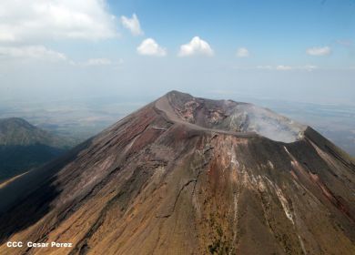 Explorador Sam Cossman sobrevuela los  volcanes de Nicaragua