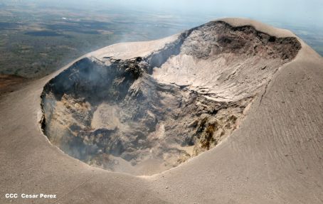 Explorador Sam Cossman sobrevuela los  volcanes de Nicaragua