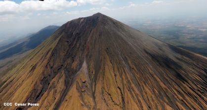 Explorador Sam Cossman sobrevuela los  volcanes de Nicaragua