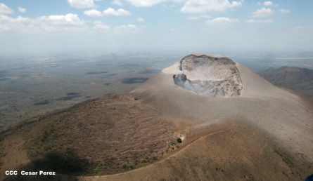 Explorador Sam Cossman sobrevuela los  volcanes de Nicaragua