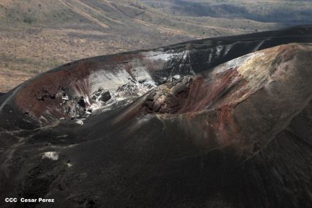 Explorador Sam Cossman sobrevuela los  volcanes de Nicaragua