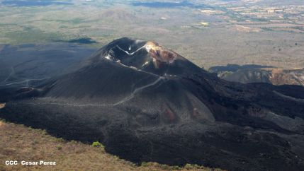 Explorador Sam Cossman sobrevuela los  volcanes de Nicaragua