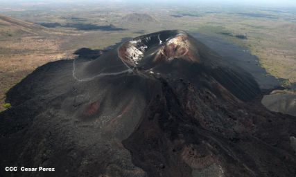 Explorador Sam Cossman sobrevuela los  volcanes de Nicaragua