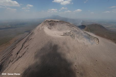 Explorador Sam Cossman sobrevuela los  volcanes de Nicaragua