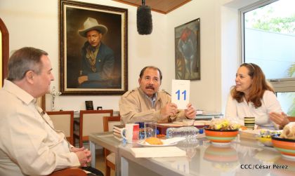 Comandante Daniel recibe obras sobre la defensa de la soberanía nacional del Doctor Luis Pasos Argüello