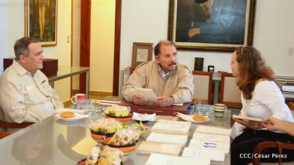 Comandante Daniel recibe obras sobre la defensa de la soberanía nacional del Doctor Luis Pasos Argüello